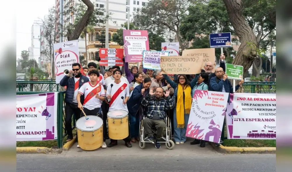 Pacientes con enfermedades raras protestaron fresnte al Ministerio de Salud por falta de medicinas. Foto: