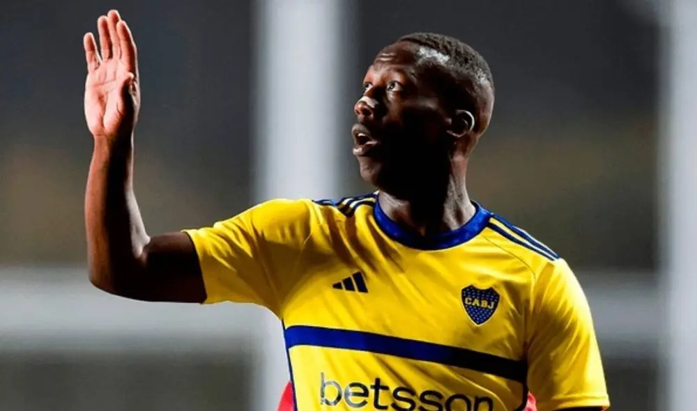 Luis Advíncula renovó su contrato con Boca Juniors hasta la temporada 2026. Foto: AFP
