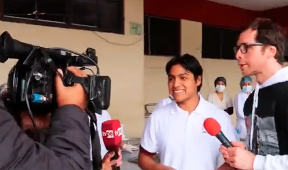Spencer reaccionó rápidamente y remarcó que el muchacho era tan popular que estaba brindando declaraciones para TV Perú y su canal de YouTube al mismo tiempo. Foto: composición LR/TikTok