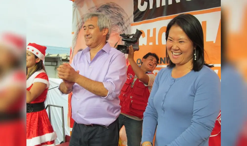 Pasado naranja. Congresista José Elías Ávalos, hace 11 años, en una chocolatada en Chincha con Keiko Fujimori, pidiendo aplausos para Alberto Fujimori.