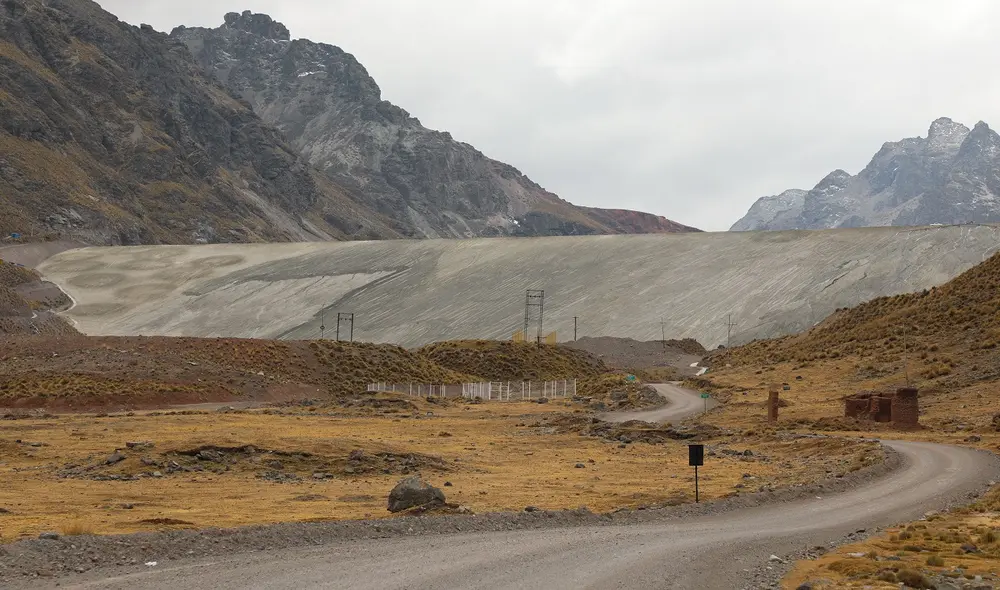 Los pasivos mineros —relaves y restos abandonados— están a un lado de la Carretera Central y cerca del río Rímac. Foto: Red Muqui