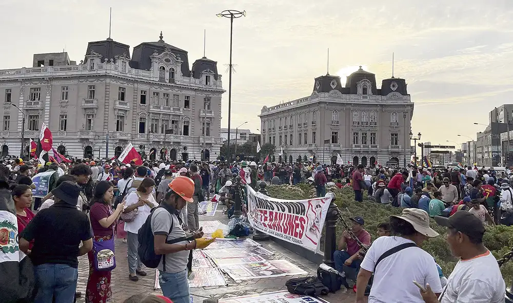Concentración. Desde la plaza Dos de Mayo, se iniciará la marcha en Lima, exigiendo la renuncia de Boluarte, adelanto de elecciones y asamblea constituyente. Foto: Antonio Quispe/La República Concentración. Desde la plaza Dos de Mayo, se iniciará la marcha en Lima, exigiendo la renuncia de Boluarte, adelanto de elecciones y asamblea constituyente. Foto: Antonio Quispe/La República