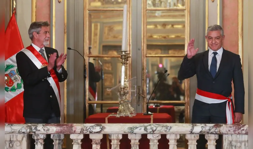 Francisco Sagasti cuando tomó juramento a José Elice en el cargo de ministro del Interior. Ambos están denunciados por infracción constitucional.