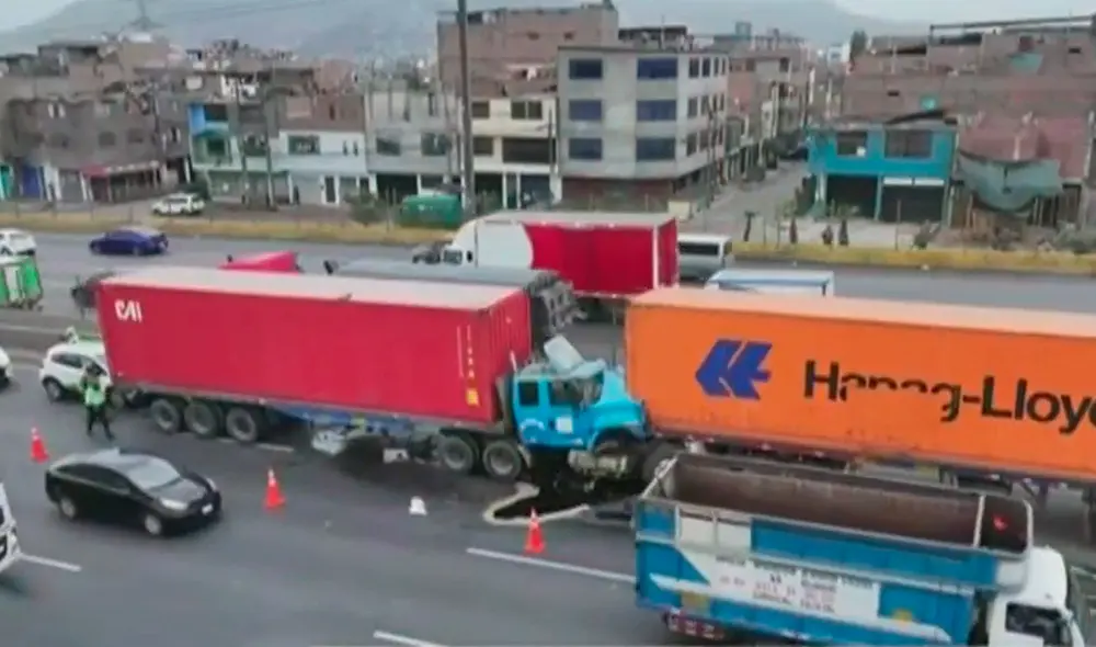 El cuerpo de la víctima todavía permanece en el interior del segundo tráiler. Foto: captura/América TV