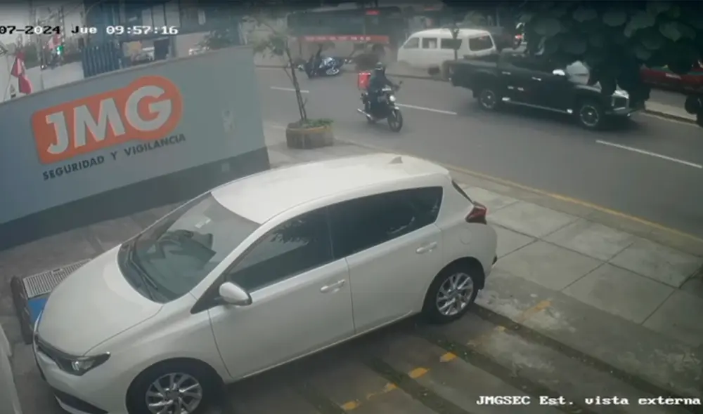 El bus de placa ACG-759 de la empresa Urano Tours S.A. invade el carril contrario e impacta fuertemente contra una minivan de color blanco