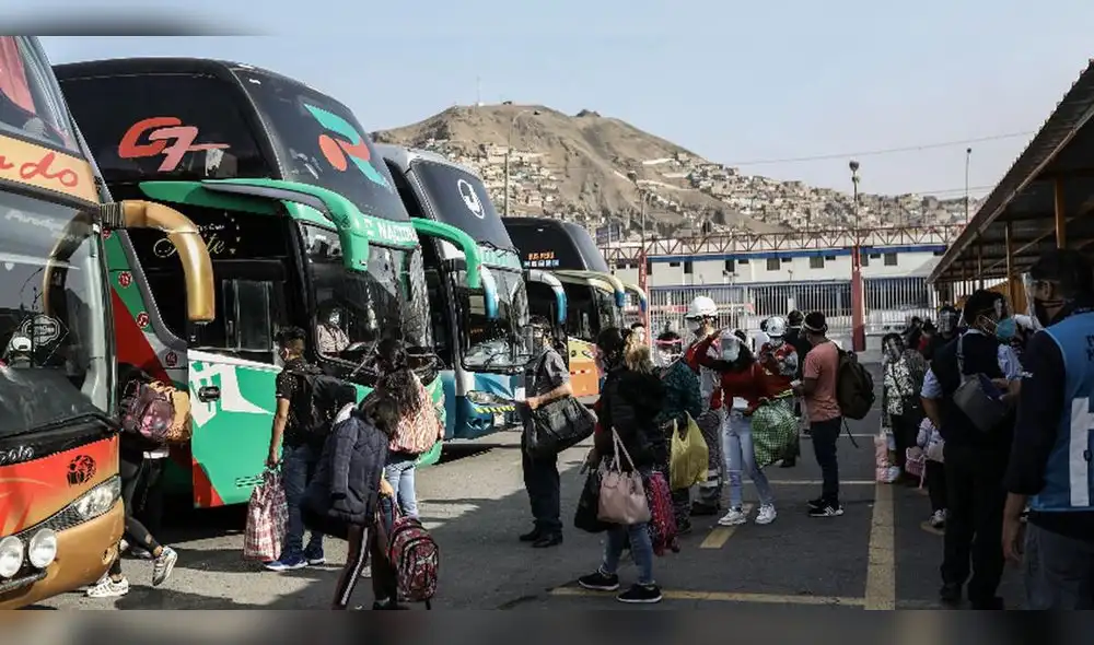 Los viajeros informaron que el precio de los pasajes se triplicaron en comparación con la semana pasada. Foto: Aldair Mejía / La República