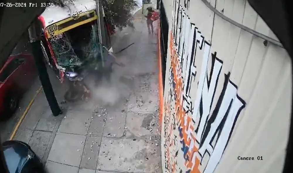 Joven intentaba cruzar la calle cuando fue atropellado por el bus de transporte público. Foto: captura/difusión Joven intentaba cruzar la calle cuando fue atropellado por el bus de transporte público. Foto: captura/difusión