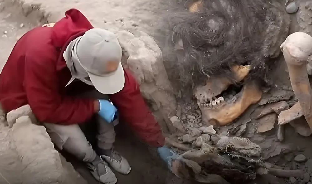 Tumba milenaria contiene restos de un personaje de la cultura Ychsma y objetos cerámicos. Fotos: composición LR/El Debate Tumba milenaria contiene restos de un personaje de la cultura Ychsma y objetos cerámicos. Fotos: composición LR/El Debate