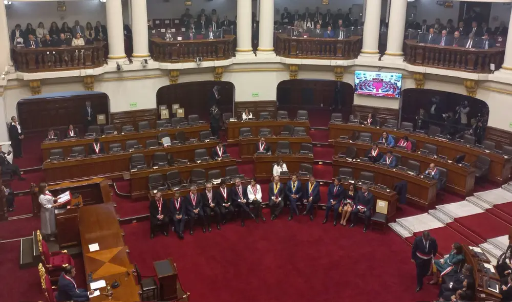 El hemiciclo del Congreso luce casi vacío ante ausencia de varios parlamentarios.| Foto: John Reyes / La República. El hemiciclo del Congreso luce casi vacío ante ausencia de varios parlamentarios.| Foto: John Reyes / La República.