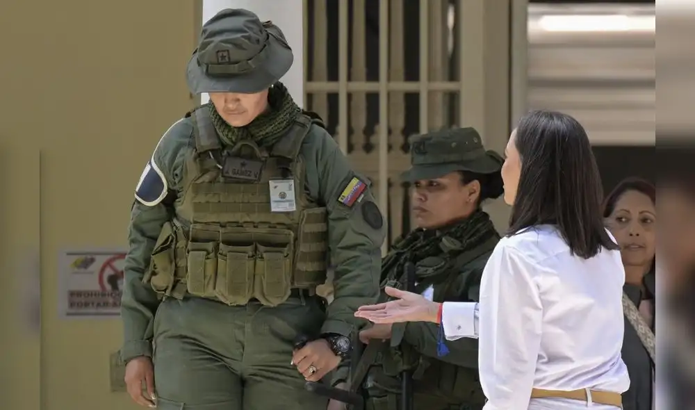 Militar rechaza saludo de la líder opositor en su local de votación. Foto AFP