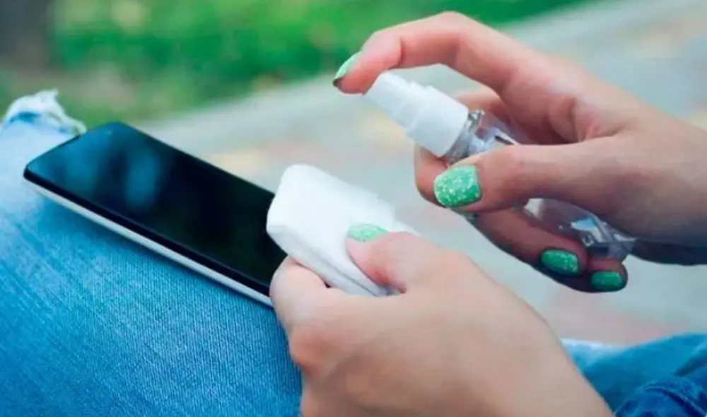 Solo utiliza un paño suave para limpiar la superficie de tu celular. Foto: El Universo