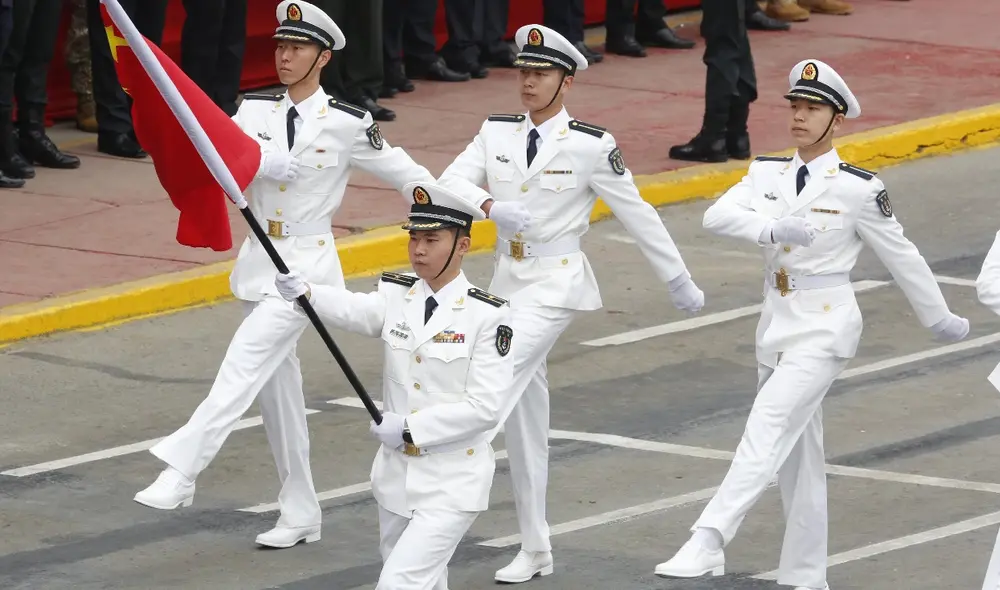 La delegación China desfilaron con trajes blancos de manera pausada a lo largo de la avenida Brasil. Foto: Carlos Félix/LR La delegación China desfilaron con trajes blancos de manera pausada a lo largo de la avenida Brasil. Foto: Carlos Félix/LR