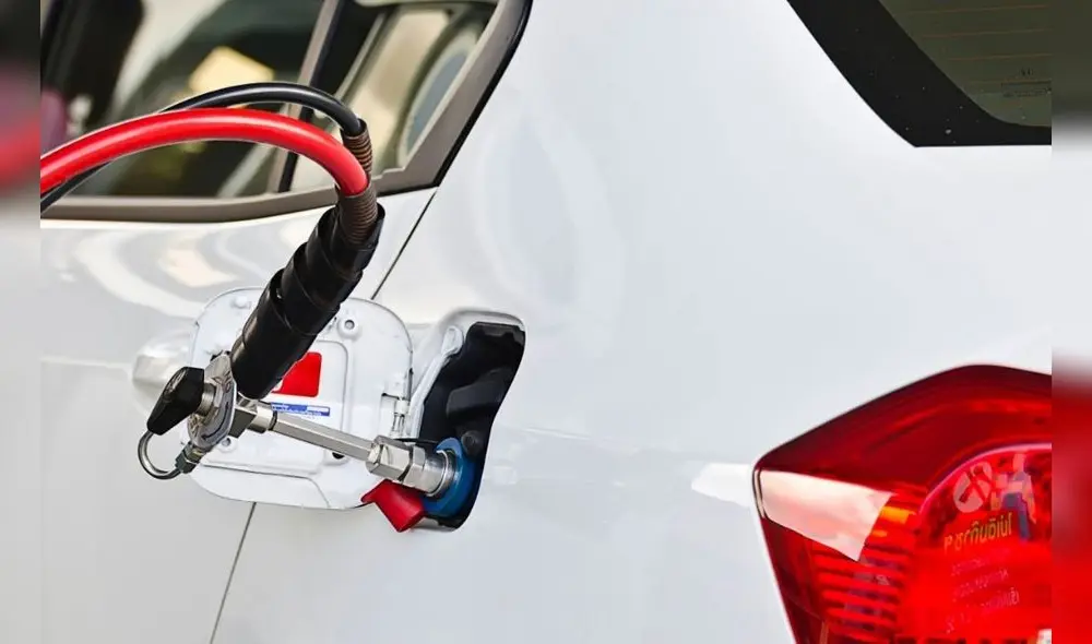 Según Senati, si un taxista trabaja de 10 a 12 horas diarias y recorre cerca de 200 kilómetros al día, puede gastar en gasolina al mes cerca de S/2.100. Sin embargo, si usa el GNV, el gasto solo sería de S/624. Foto: AAP Según Senati, si un taxista trabaja de 10 a 12 horas diarias y recorre cerca de 200 kilómetros al día, puede gastar en gasolina al mes cerca de S/2.100. Sin embargo, si usa el GNV, el gasto solo sería de S/624. Foto: AAP