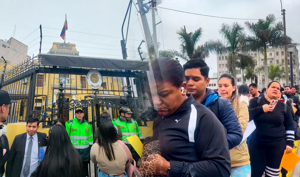 Se registran largas colas de ciudadanos venezolanos esperando obtener sus pasaportes en la Embajada. Foto: Rosa Quincho/LR Se registran largas colas de ciudadanos venezolanos esperando obtener sus pasaportes en la Embajada. Foto: Rosa Quincho/LR