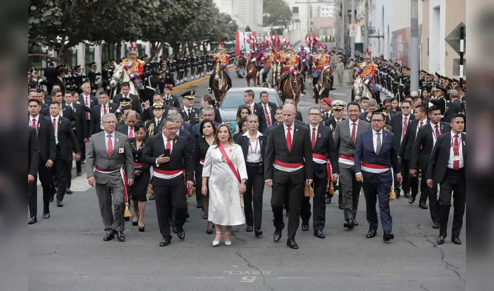 Dina Boluarte y sus ministros caminaron tras el mensaje de 28 de Julio en el Congreso. Foto Marco Cotrina
