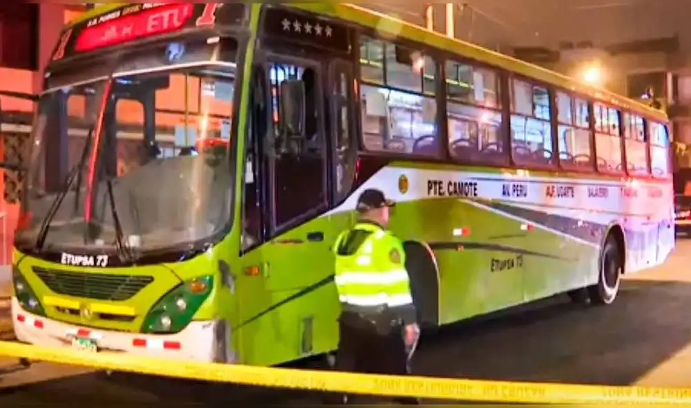 Luego de que hombre falleciera tras ser atropellado por bus, la Policía detuvo al conductor y lo llevó a la Comisaría Condevilla. Foto: captura América TV