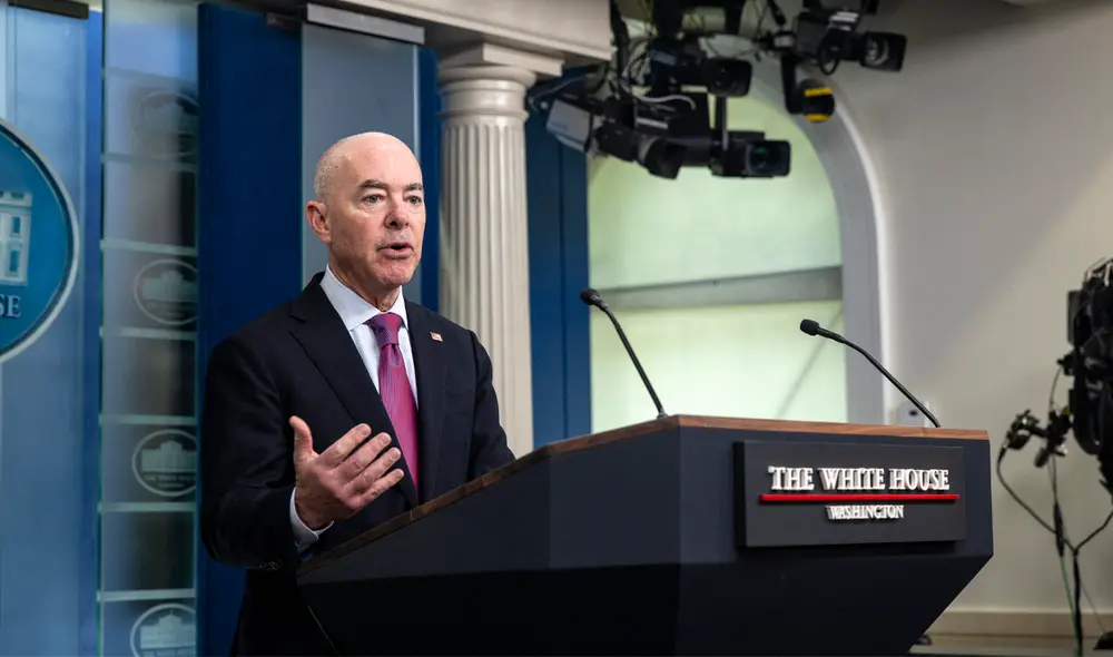 Alejandro Mayorkas anuncia la suspención del parole humanitario en Estados Unidos. Foto: AFP Alejandro Mayorkas anuncia la suspención del parole humanitario en Estados Unidos. Foto: AFP