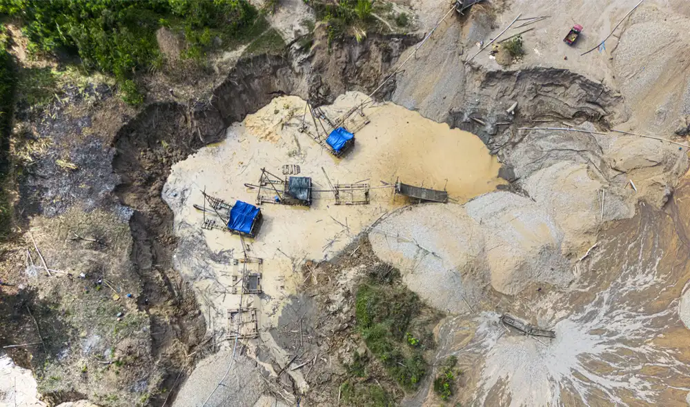 Imagen aérea de dragas en una zona de extracción ilegal de oro en el departamento de Madre de Dios, en la región amazónica del sureste de Perú. Foto: AFP/Ernesto Benavides