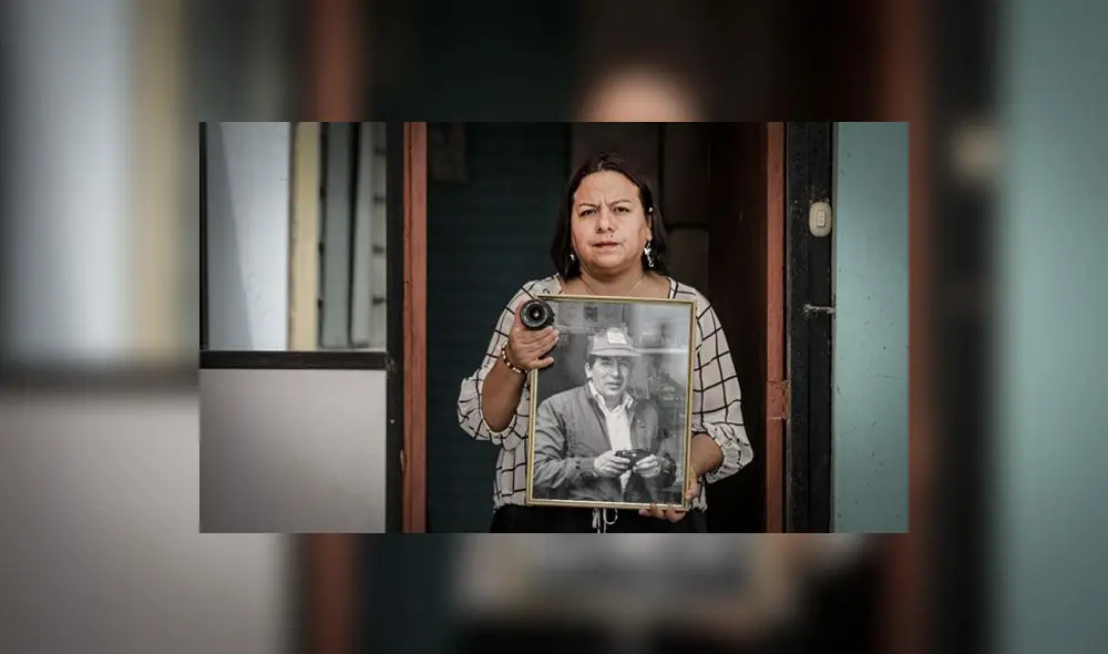 Sharmeli Bustios con el retrato de su padre, el periodista Hugo Bustíos. (Foto John Reyes Mejía - La República) Sharmeli Bustios con el retrato de su padre, el periodista Hugo Bustíos. (Foto John Reyes Mejía - La República)