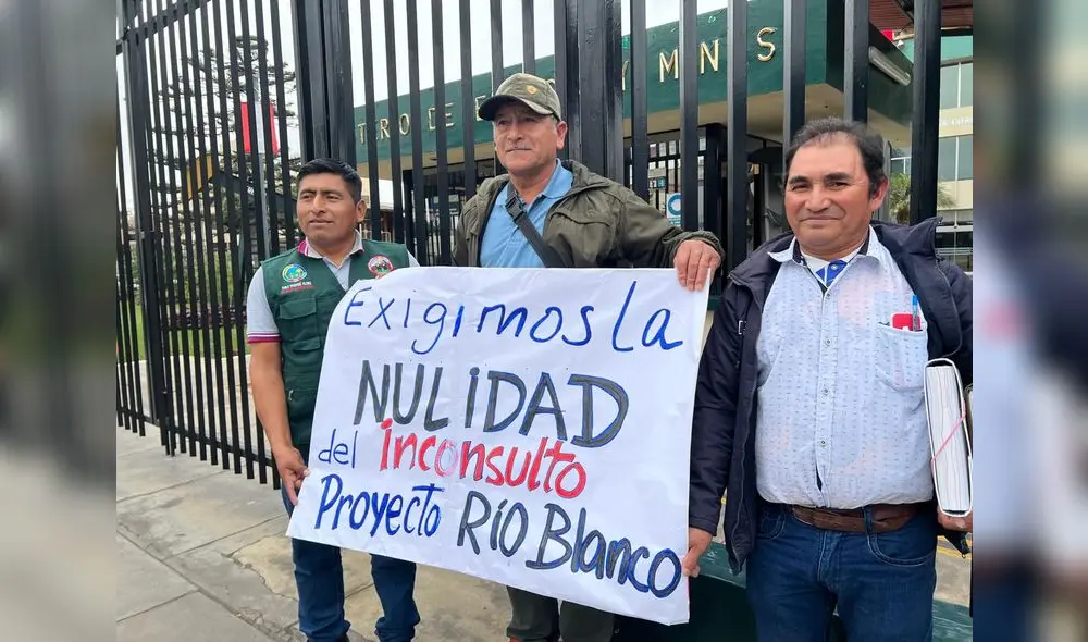 Dirigentes Pablo Ipanaqué, Miguel Arriola y Ernesto Ríos, el 24 de julio de 2024, cuando presentaron al ministro de Energía y Minas Rómulo Mucho, la solicitud de nulidad de la concesión del proyecto Río Blanco. Dirigentes Pablo Ipanaqué, Miguel Arriola y Ernesto Ríos, el 24 de julio de 2024, cuando presentaron al ministro de Energía y Minas Rómulo Mucho, la solicitud de nulidad de la concesión del proyecto Río Blanco.