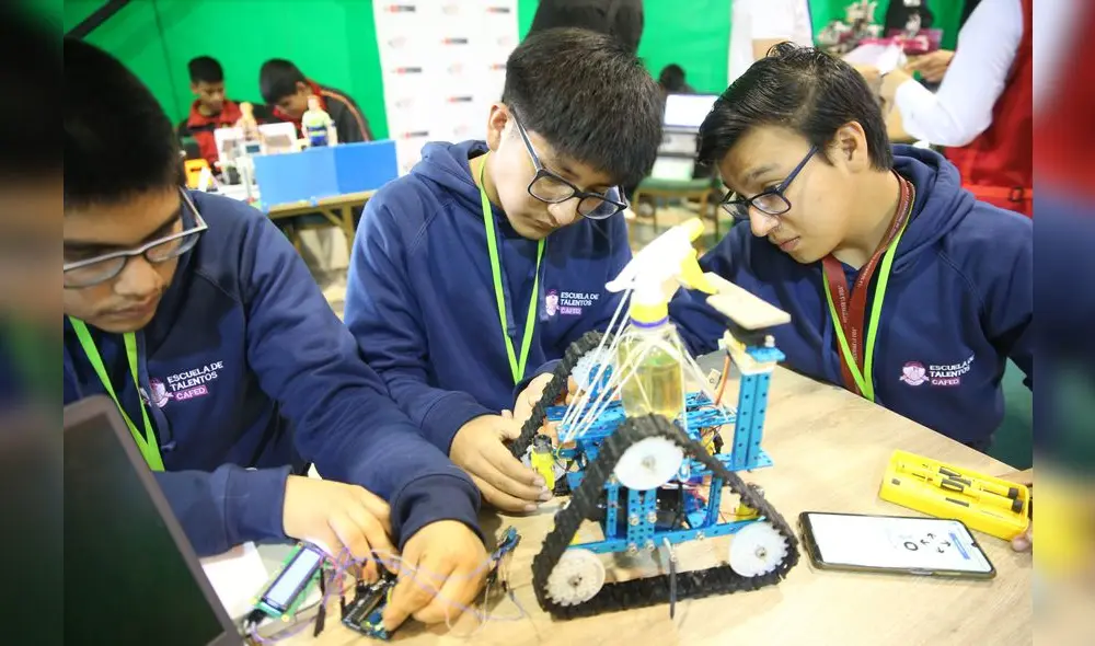 Tras clausurar el evento Hackathon, el ministerio Morgan Quero aseguró que se democratizará la ciencia para que la tecnología se integre de manera efectiva en el proceso educativo. Foto: Minedu