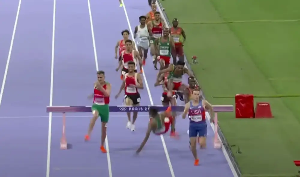 El atleta etíope Lamecha Girma sufre una aparatosa caída en la carrera de 3.000 metros con obstáculos durante los Juegos Olímpicos París 2024. Imagen: captura de pantalla Claro Sport. El atleta etíope Lamecha Girma sufre una aparatosa caída en la carrera de 3.000 metros con obstáculos durante los Juegos Olímpicos París 2024. Imagen: captura de pantalla Claro Sport.