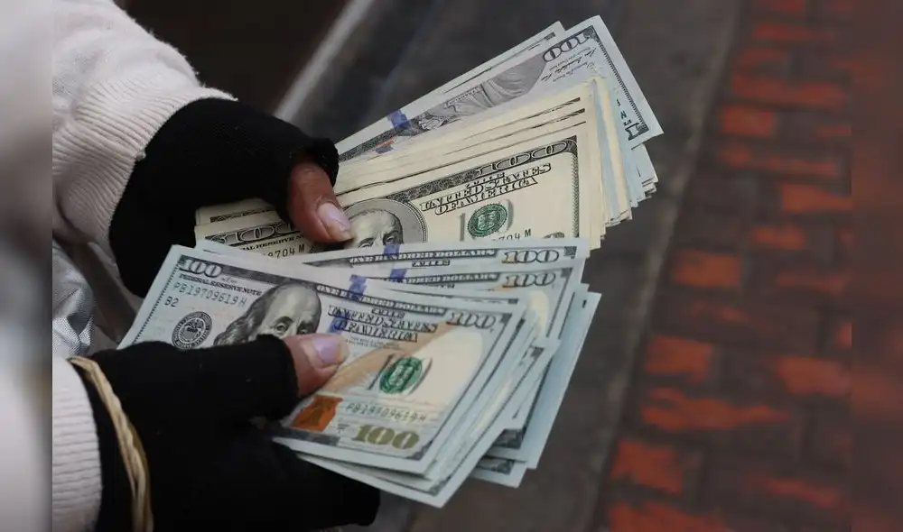 En el mercado paralelo el dólar está en S/3,720 la compra y en S/3,750 la venta. Fuente: Andina