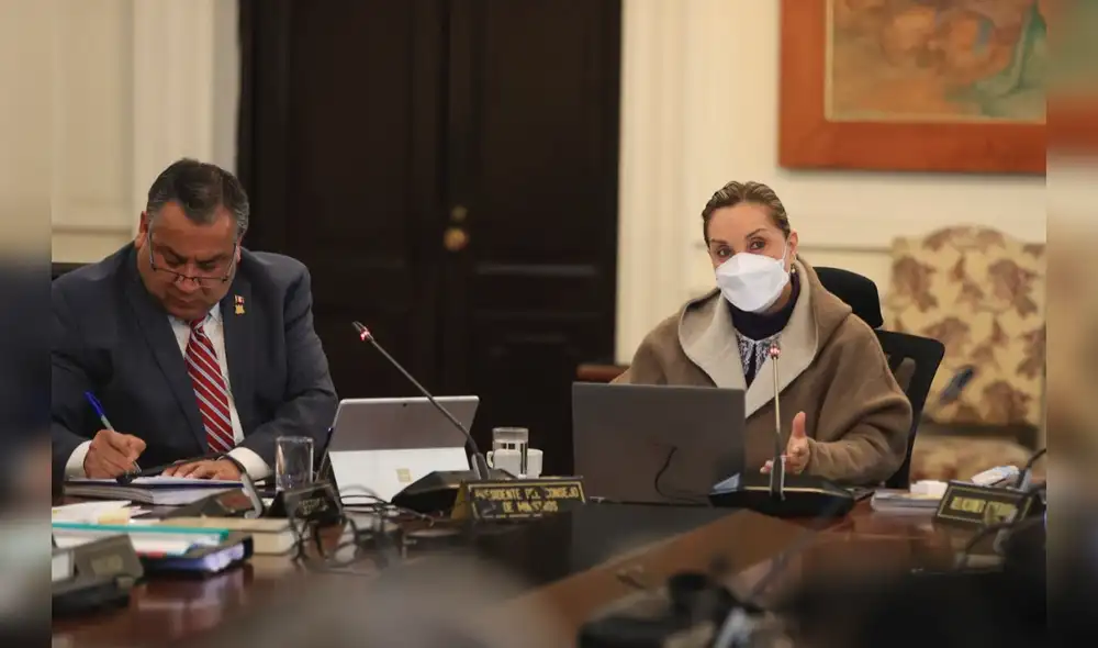 Presidenta Boluarte usa mascarilla en Consejo de Ministros por proceso viral.| Foto: Presidencia de la República.