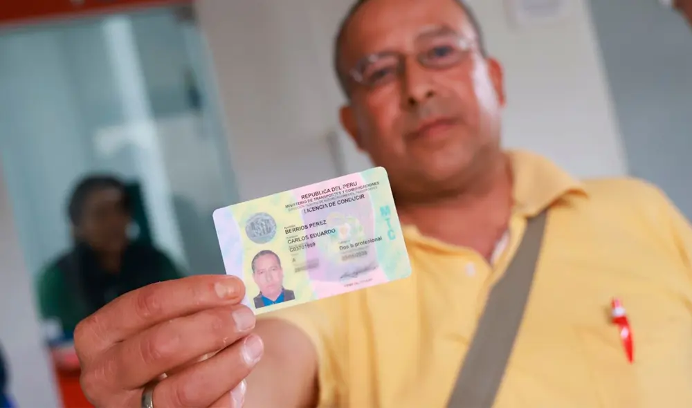 Revisa todos los requisitos para que puedas sacar tu licencia de conducir por primera vez. Foto: Andina.