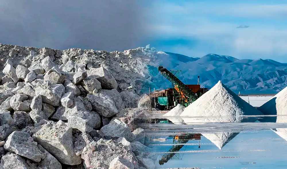 Este país ha logrado superar a grandes potencias en cuanto al domino del litio. Foto: composición LR/Forbes/El Periódico de la Energía