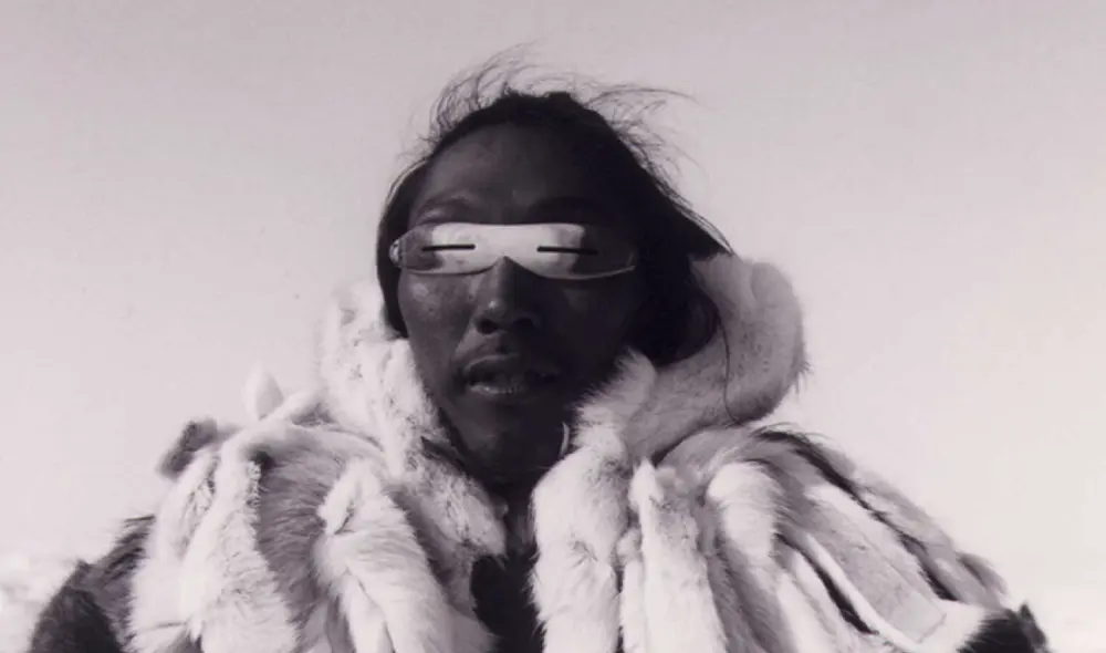 Las gafas para nieve indígenas están hechas de hueso o madera con rendijas finas. Foto: Isuma Distribution International Las gafas para nieve indígenas están hechas de hueso o madera con rendijas finas. Foto: Isuma Distribution International