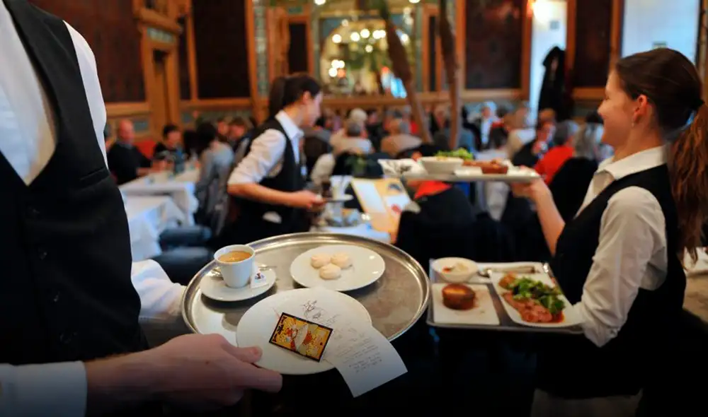 Un mozo que trabajaba más de 11 horas diarias fue despedido. Foto: Freepik