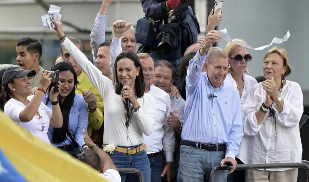 María Corina Machado y Edmundo González con las actas conseguidas por una red de voluntarios que se organizó desde que el CNE convocó a elecciones. Foto: AFP María Corina Machado y Edmundo González con las actas conseguidas por una red de voluntarios que se organizó desde que el CNE convocó a elecciones. Foto: AFP