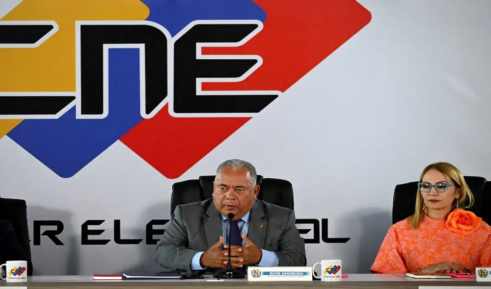 Elvis Amoroso, jefe del CNE venezolano, con la presidenta del Tribunal Supremo, Caryslia Rodríguez, quien validaría la reelección de Maduro. Foto: AFP Elvis Amoroso, jefe del CNE venezolano, con la presidenta del Tribunal Supremo, Caryslia Rodríguez, quien validaría la reelección de Maduro. Foto: AFP
