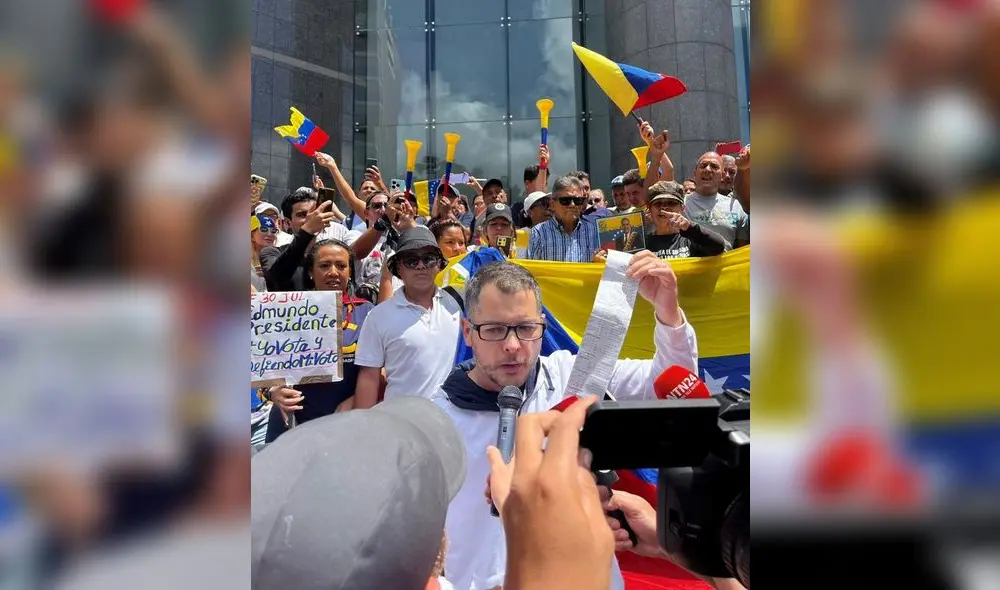 Un voluntario de la oposición muestra el acta electoral a la salida de un centro de votación. El frente opositor publicó el 83% de las actas en la página que crearon. Foto: Difusión Un voluntario de la oposición muestra el acta electoral a la salida de un centro de votación. El frente opositor publicó el 83% de las actas en la página que crearon. Foto: Difusión