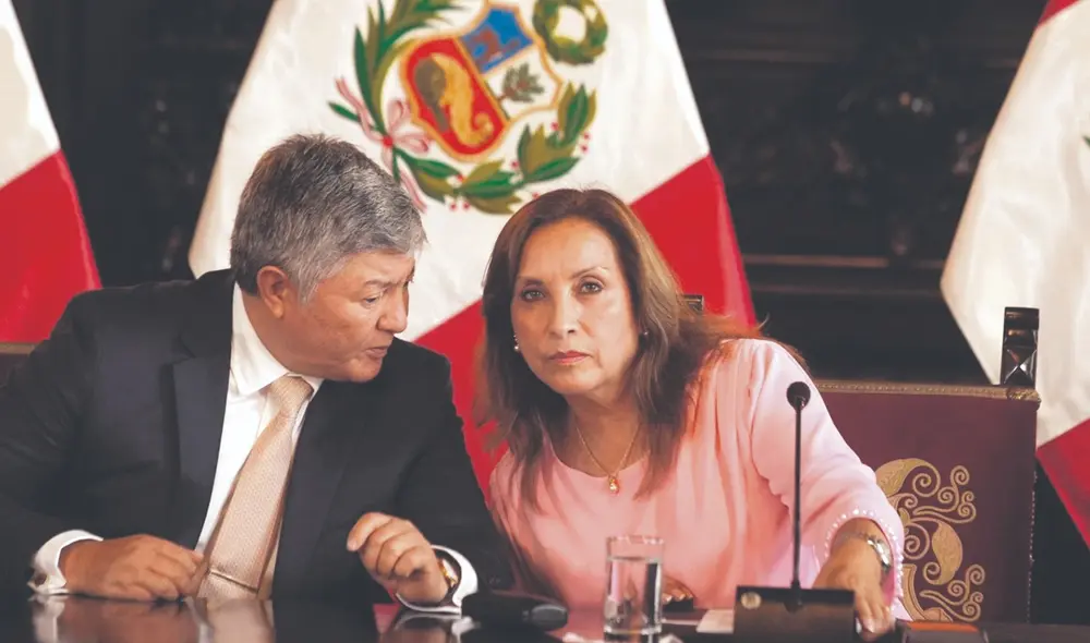 Vínculos. El 25 de marzo, Dina Boluarte estuvo presente en el despacho de Castañeda, defensor de su hermano, cuando habló por celular Colchado. Luego, el 5 de abril, Boluarte en Palacio nombró como su abogado a Castañeda. Foto: John Reyes Vínculos. El 25 de marzo, Dina Boluarte estuvo presente en el despacho de Castañeda, defensor de su hermano, cuando habló por celular Colchado. Luego, el 5 de abril, Boluarte en Palacio nombró como su abogado a Castañeda. Foto: John Reyes