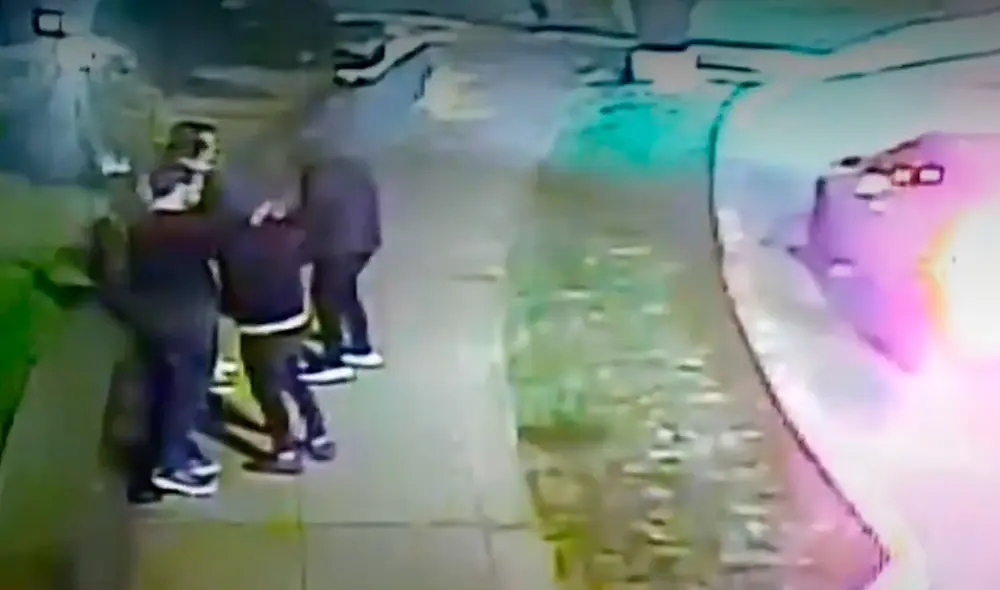 Los delincuentes no tuvieron problemas en huir luego de cometer el asalto. Foto: captura América TV Los delincuentes no tuvieron problemas en huir luego de cometer el asalto. Foto: captura América TV