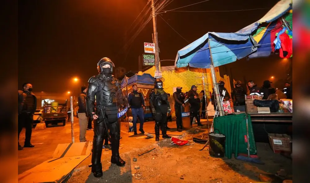Fiscalizadores de la Municipalidad de San Juan de Lurigancho desalojaron a los trabajadores informales que se habían adueñado de una calle cerca a una estación de la Línea 1. Foto: SJL