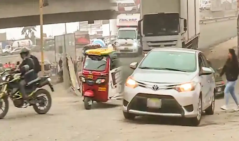 Caos vehicular y problemas de seguridad vial en la Av. Ramiro Prialé y Av. Las Torres, en Lurigancho-Chosica. Foto: composición LR/captura Canal N Caos vehicular y problemas de seguridad vial en la Av. Ramiro Prialé y Av. Las Torres, en Lurigancho-Chosica. Foto: composición LR/captura Canal N