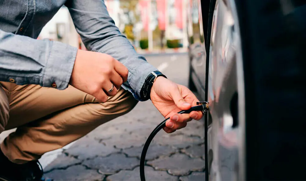 ¿Cómo saber hasta cuánto debo inflar mis llantas? Foto: KIA