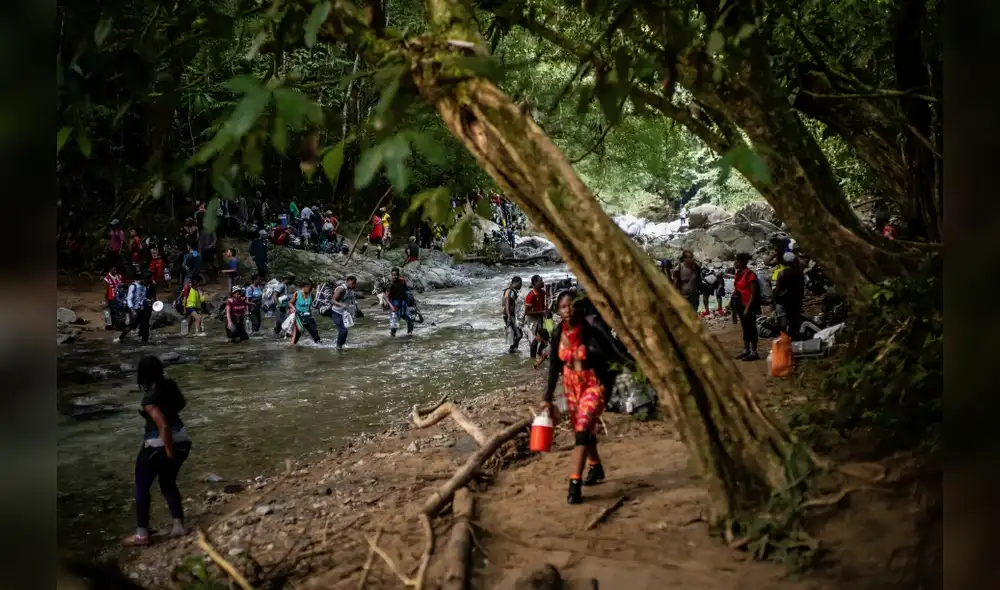 Los migrantes cruzan el tapón de Darién para dirigirse a Panamá. Foto: Composición LR Los migrantes cruzan el tapón de Darién para dirigirse a Panamá. Foto: Composición LR