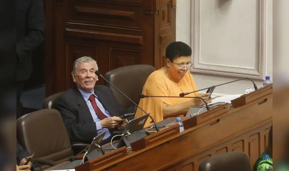 La fuerza de choque. Congresista Fernando Rospigliosi y su antecesora en la presidencia de la Comisión de Constitución, Martha Moyano.