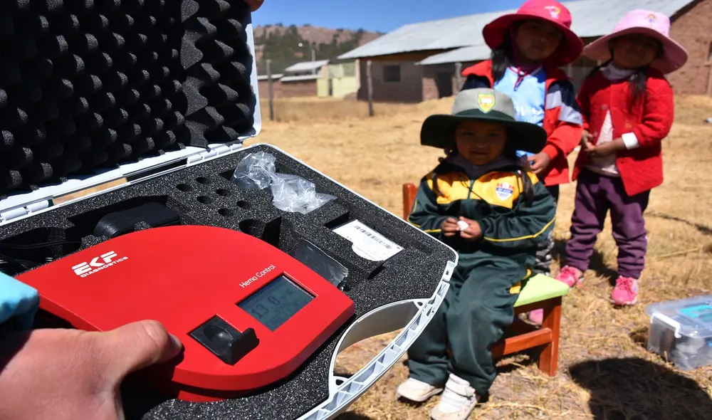 . La pequeña Heidi y niños que son monitoreados para descartar anemia por enfermeras que viajan hasta el lugar. Foto: Liubomir Fernández . La pequeña Heidi y niños que son monitoreados para descartar anemia por enfermeras que viajan hasta el lugar. Foto: Liubomir Fernández