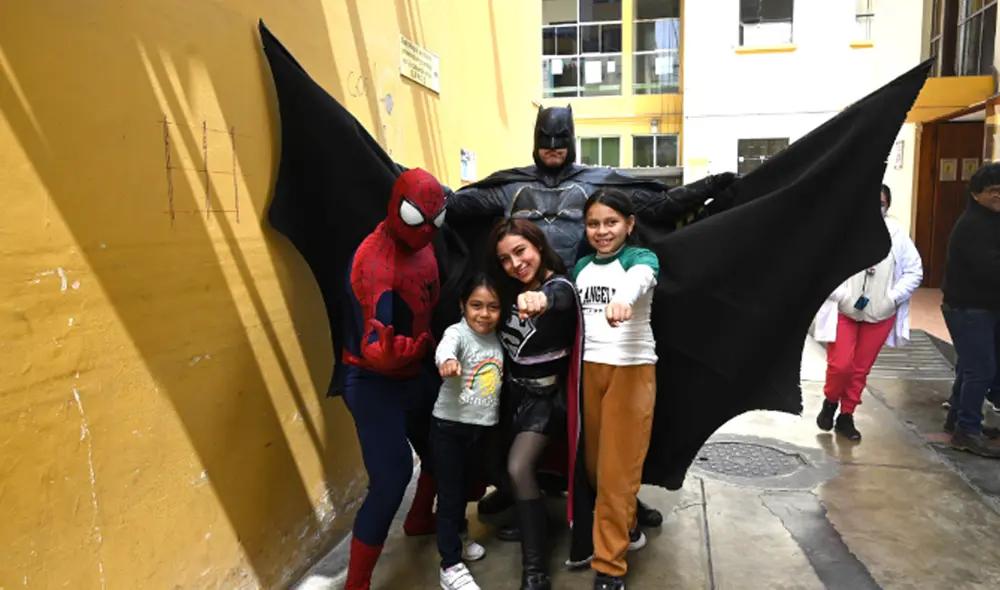 Los pacientes del INSN recibieron la visita de superhéroes. Foto: INSN