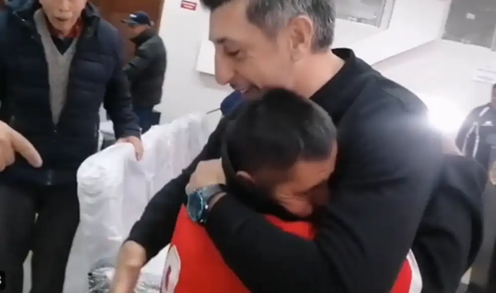 Un hincha le dedicó unas palabras a Cristian Díaz, quien terminó abrazándolo por este emotivo momento. Foto: captura de pantalla de X