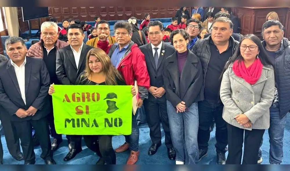 Dirigentes del Valle del Tambo y congresistas.