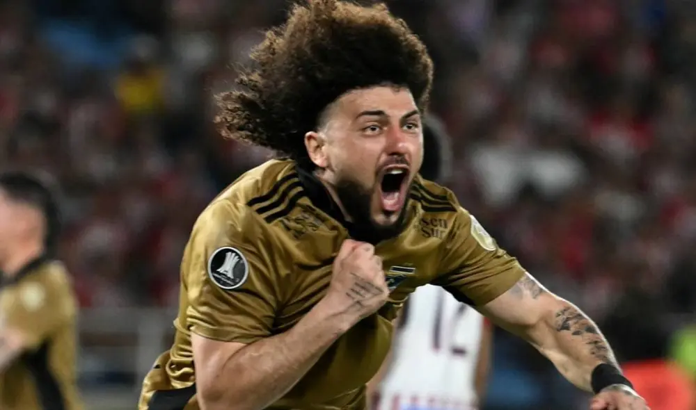 Maximiliano Falcón le dio la clasificación a los albos ante Junior de Barranquilla. Foto: Conmebol Maximiliano Falcón le dio la clasificación a los albos ante Junior de Barranquilla. Foto: Conmebol