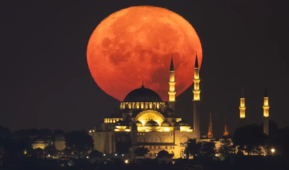 El fotógrafo Ahmet Okatali captó a la Luna saliendo tras la mezquita Suleymaniye en Estambul, Turquía. Foto: Ahmet Okatali El fotógrafo Ahmet Okatali captó a la Luna saliendo tras la mezquita Suleymaniye en Estambul, Turquía. Foto: Ahmet Okatali
