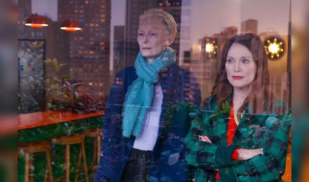 Tilda Swinton y Julianne Moore en escena de La habitación de al lado.