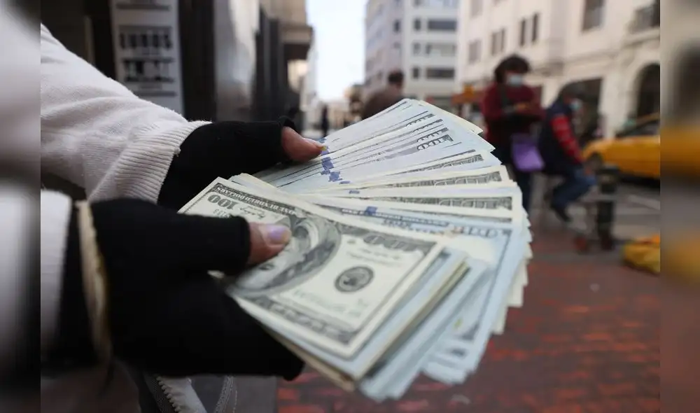En el mercado paralelo, el dólar está en S/3,740 la compra, al arranque de la sesión de hoy 22 de agosto. Foto: Andina En el mercado paralelo, el dólar está en S/3,740 la compra, al arranque de la sesión de hoy 22 de agosto. Foto: Andina